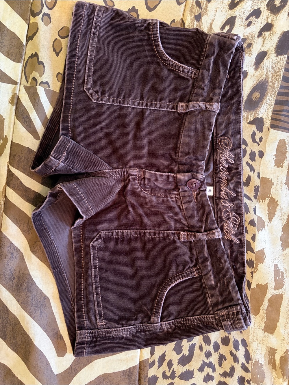 Like new! Women’s Mid-2000s Abercrombie & Fitch Corduroy Mini Shorts | Size 00